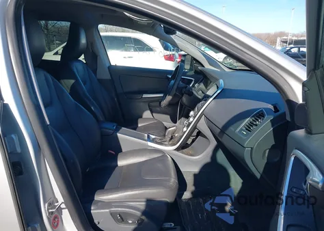 2016 Volvo Xc60 T5 Premier z USA, uszkodzony, nr VIN YV4612RK6G2857152